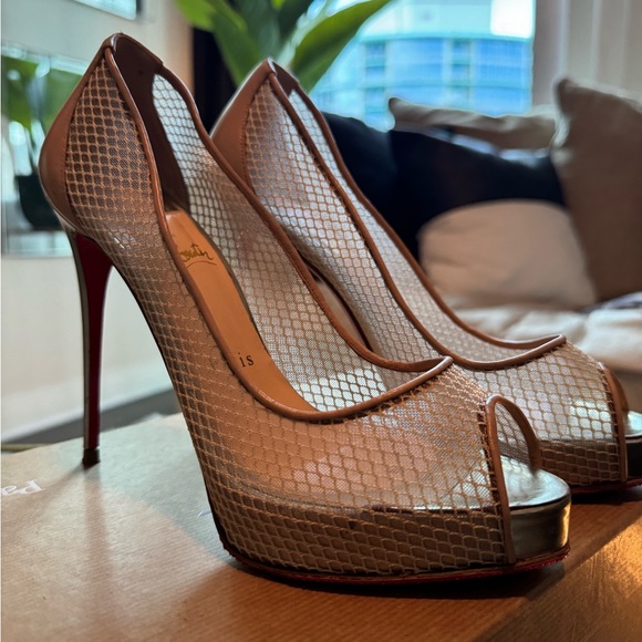 Christian Louboutin Very Rete Gold
Tan Mesh Peep Toe Pump size 38 - Picture 6 of 8
